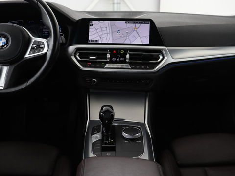 BMW 3-serie 330e eDrive Edition | Leder | Adaptive cruise | Stoelverwarming | Camera | Sport Line | Carplay | Sportstoelen | Live Cockpit | Keyless | Navigatie | Climate control
