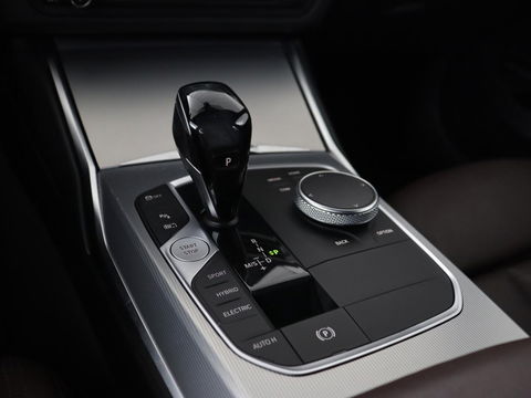 BMW 3-serie 330e eDrive Edition | Leder | Adaptive cruise | Stoelverwarming | Camera | Sport Line | Carplay | Sportstoelen | Live Cockpit | Keyless | Navigatie | Climate control