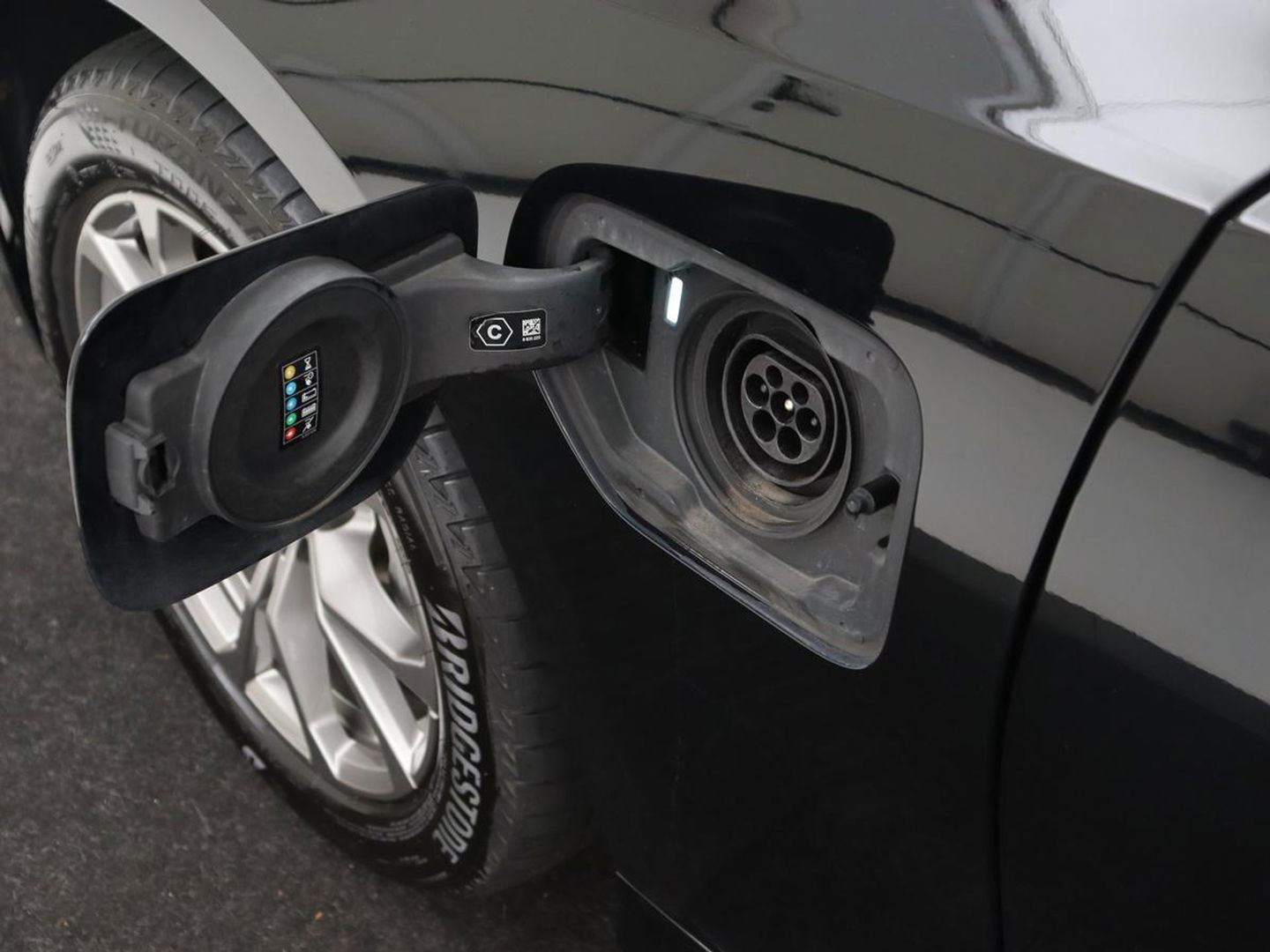 BMW 3-serie 330e eDrive Edition | Leder | Adaptive cruise | Stoelverwarming | Camera | Sport Line | Carplay | Sportstoelen | Live Cockpit | Keyless | Navigatie | Climate control