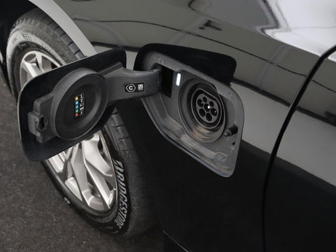 BMW 3-serie 330e eDrive Edition | Leder | Adaptive cruise | Stoelverwarming | Camera | Sport Line | Carplay | Sportstoelen | Live Cockpit | Keyless | Navigatie | Climate control