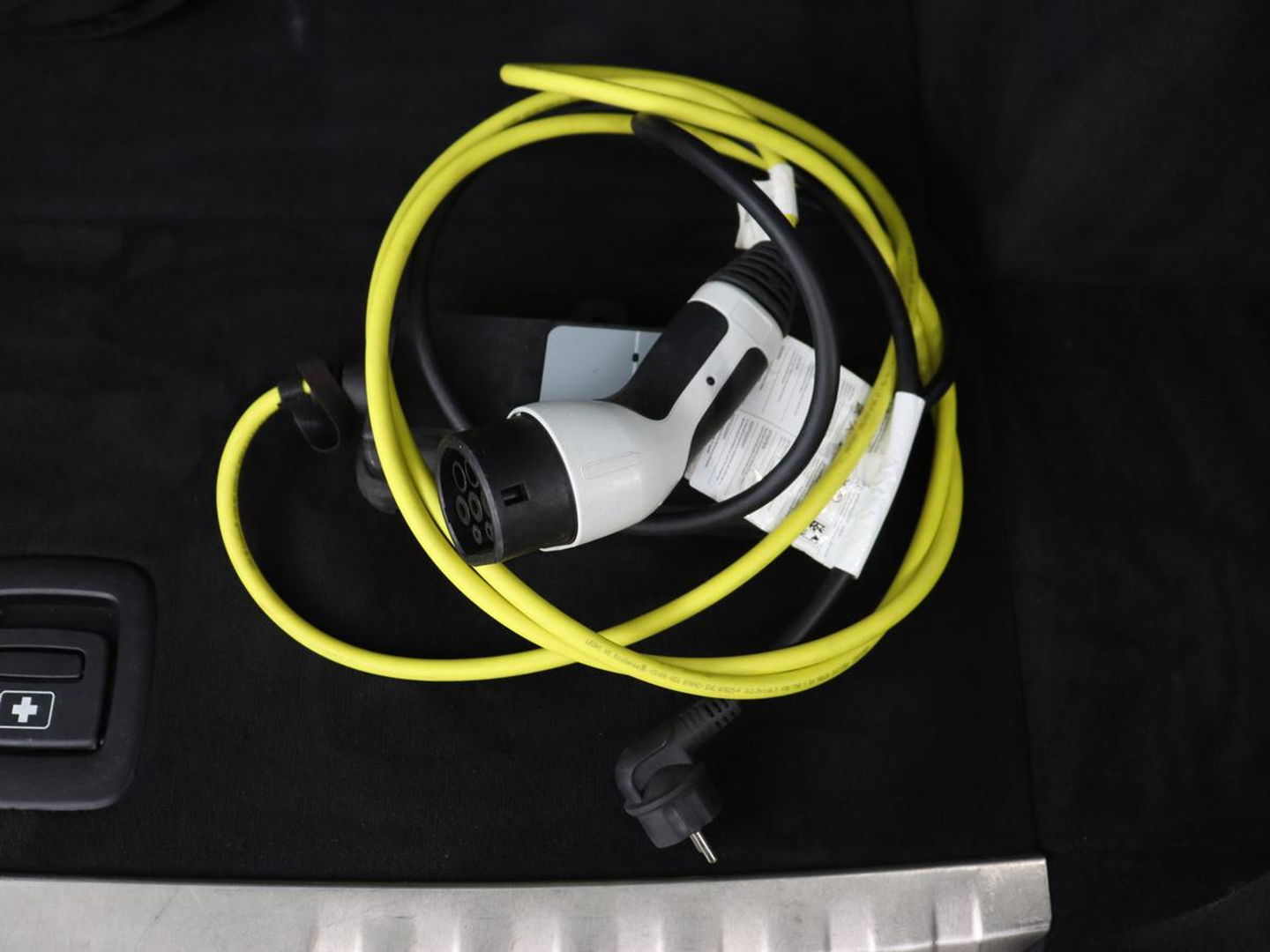 BMW 3-serie 330e eDrive Edition | Leder | Adaptive cruise | Stoelverwarming | Camera | Sport Line | Carplay | Sportstoelen | Live Cockpit | Keyless | Navigatie | Climate control