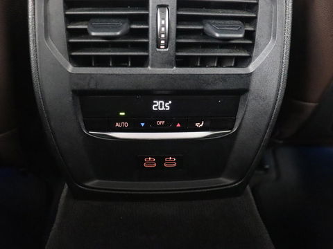 BMW 3-serie 330e eDrive Edition | Leder | Adaptive cruise | Stoelverwarming | Camera | Sport Line | Carplay | Sportstoelen | Live Cockpit | Keyless | Navigatie | Climate control
