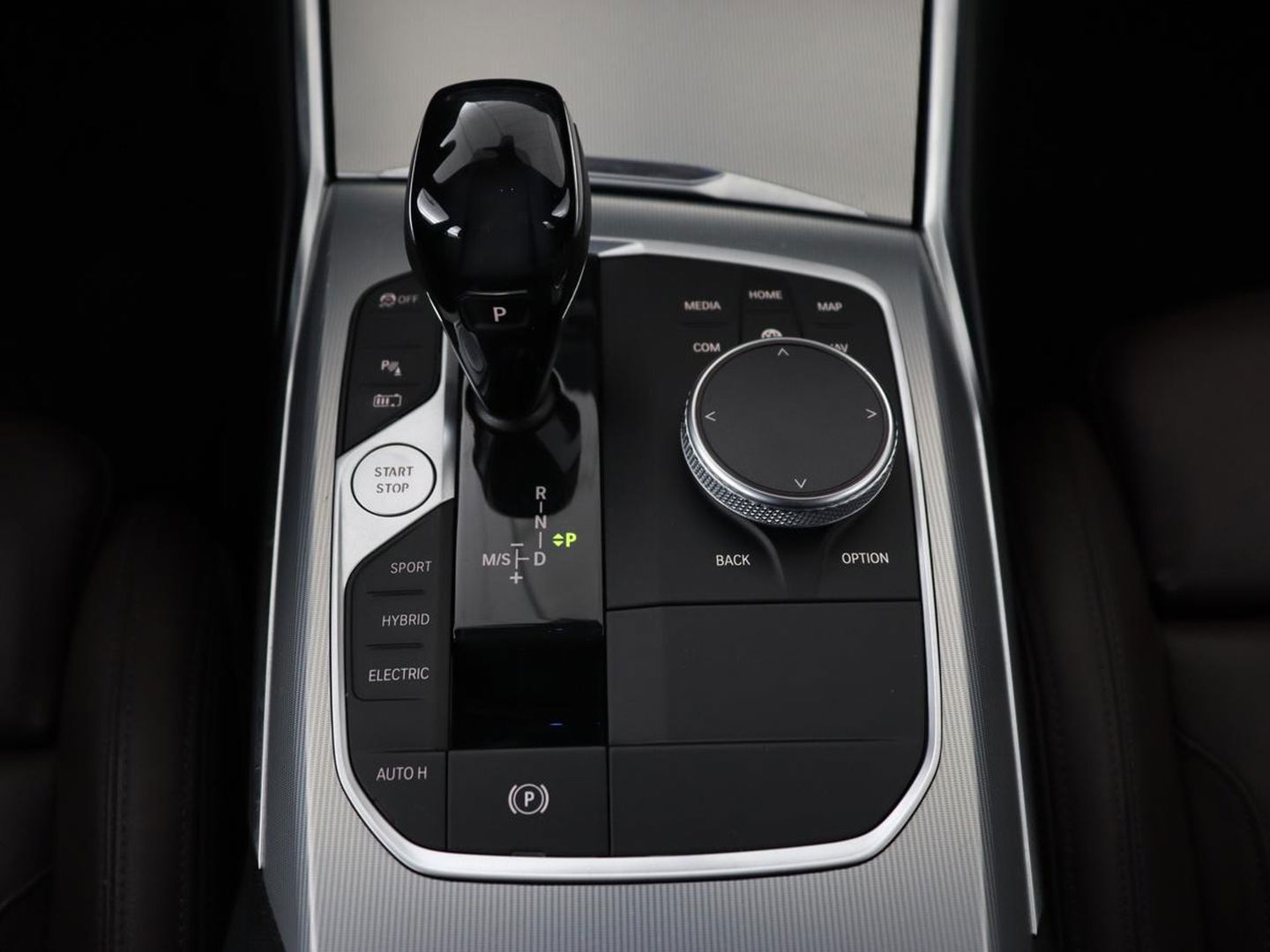 BMW 3-serie 330e eDrive Edition | Leder | Adaptive cruise | Stoelverwarming | Camera | Sport Line | Carplay | Sportstoelen | Live Cockpit | Keyless | Navigatie | Climate control