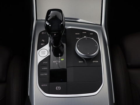 BMW 3-serie 330e eDrive Edition | Leder | Adaptive cruise | Stoelverwarming | Camera | Sport Line | Carplay | Sportstoelen | Live Cockpit | Keyless | Navigatie | Climate control