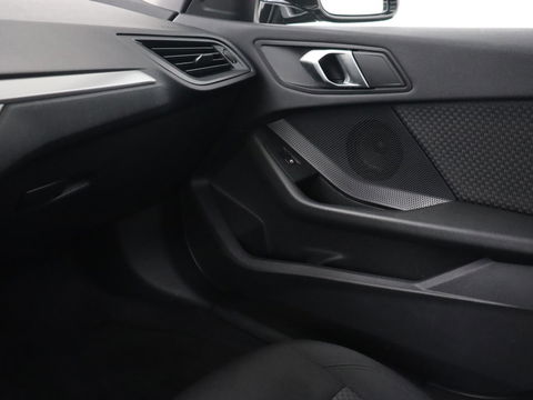 BMW 1-serie 118i Executive Edition | Carplay | Live Cockpit | Navigatie | Full LED | Climate control | Parkeerhulp | Cruise control