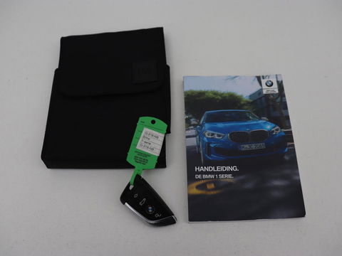 BMW 1-serie 118i Executive Edition | Carplay | Live Cockpit | Navigatie | Full LED | Climate control | Parkeerhulp | Cruise control