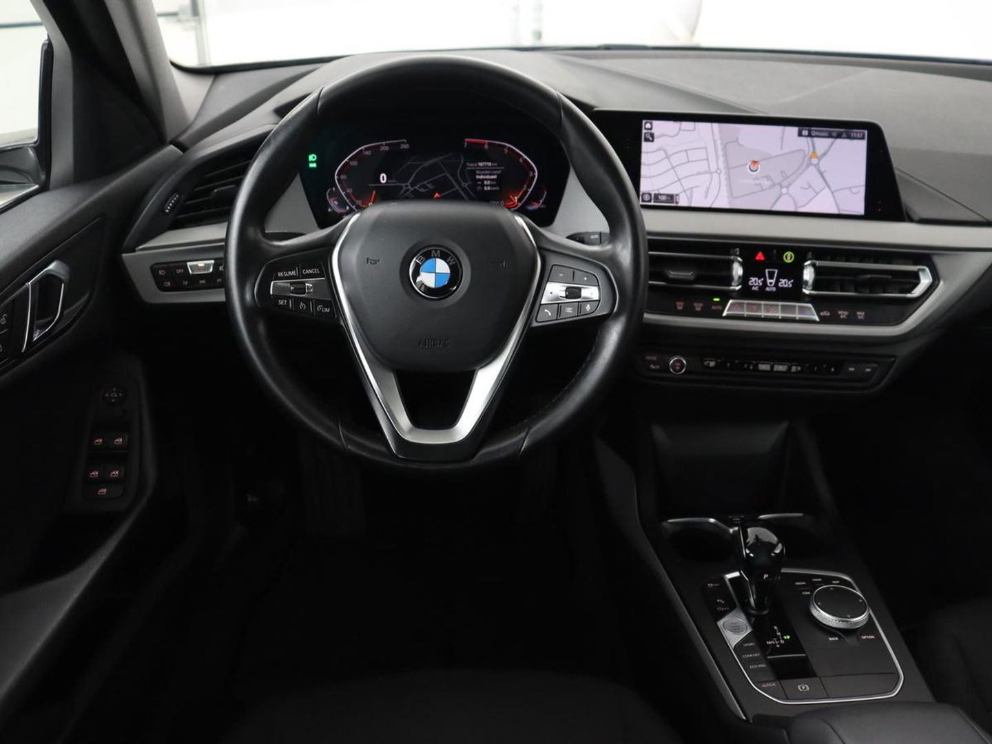 BMW 1-serie 118i Executive Edition | Carplay | Live Cockpit | Navigatie | Full LED | Climate control | Parkeerhulp | Cruise control