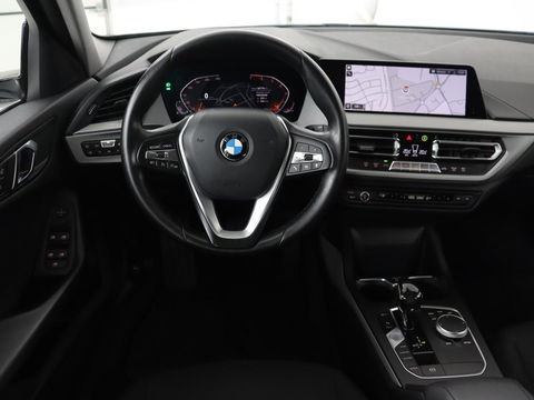BMW 1-serie 118i Executive Edition | Carplay | Live Cockpit | Navigatie | Full LED | Climate control | Parkeerhulp | Cruise control
