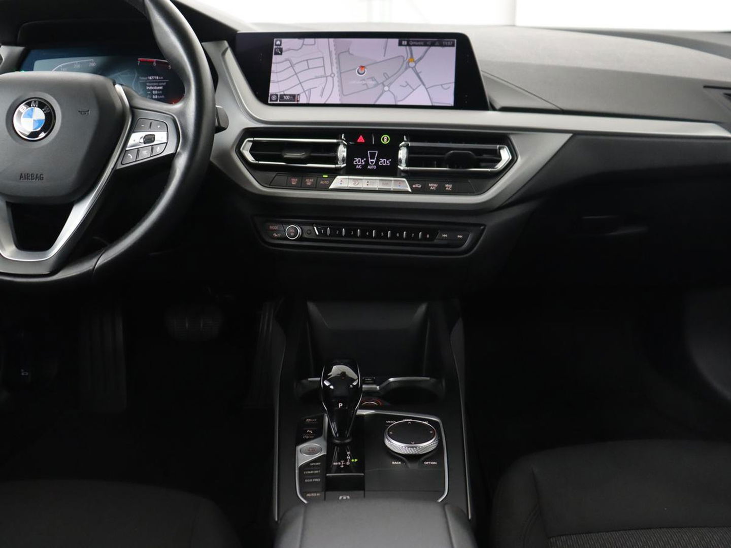 BMW 1-serie 118i Executive Edition | Carplay | Live Cockpit | Navigatie | Full LED | Climate control | Parkeerhulp | Cruise control