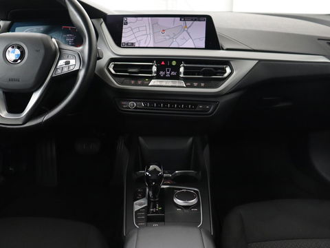 BMW 1-serie 118i Executive Edition | Carplay | Live Cockpit | Navigatie | Full LED | Climate control | Parkeerhulp | Cruise control