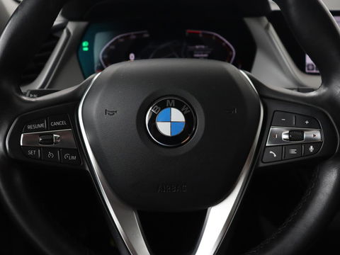BMW 1-serie 118i Executive Edition | Carplay | Live Cockpit | Navigatie | Full LED | Climate control | Parkeerhulp | Cruise control