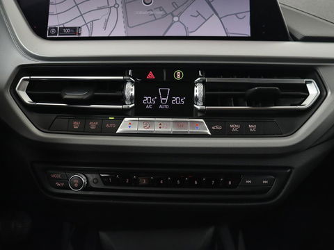 BMW 1-serie 118i Executive Edition | Carplay | Live Cockpit | Navigatie | Full LED | Climate control | Parkeerhulp | Cruise control