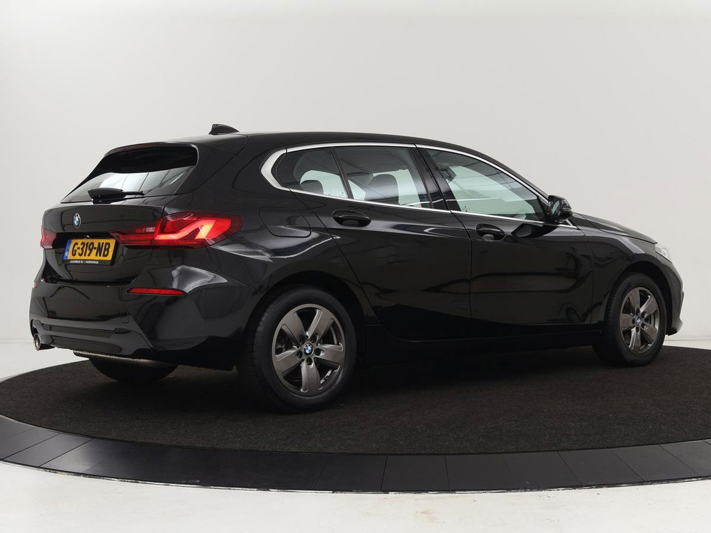 BMW 1-serie 118i Executive Edition | Carplay | Live Cockpit | Navigatie | Full LED | Climate control | Parkeerhulp | Cruise control