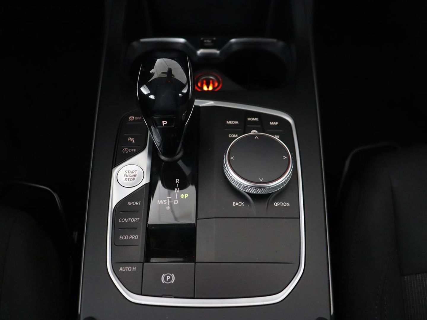 BMW 1-serie 118i Executive Edition | Carplay | Live Cockpit | Navigatie | Full LED | Climate control | Parkeerhulp | Cruise control