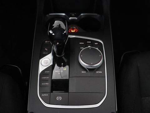 BMW 1-serie 118i Executive Edition | Carplay | Live Cockpit | Navigatie | Full LED | Climate control | Parkeerhulp | Cruise control