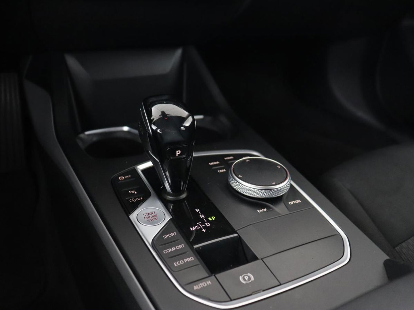 BMW 1-serie 118i Executive Edition | Carplay | Live Cockpit | Navigatie | Full LED | Climate control | Parkeerhulp | Cruise control