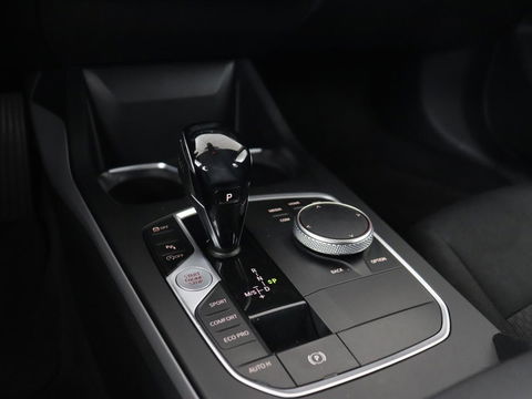 BMW 1-serie 118i Executive Edition | Carplay | Live Cockpit | Navigatie | Full LED | Climate control | Parkeerhulp | Cruise control