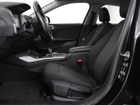 BMW 1-serie 118i Executive Edition | Carplay | Live Cockpit | Navigatie | Full LED | Climate control | Parkeerhulp | Cruise control