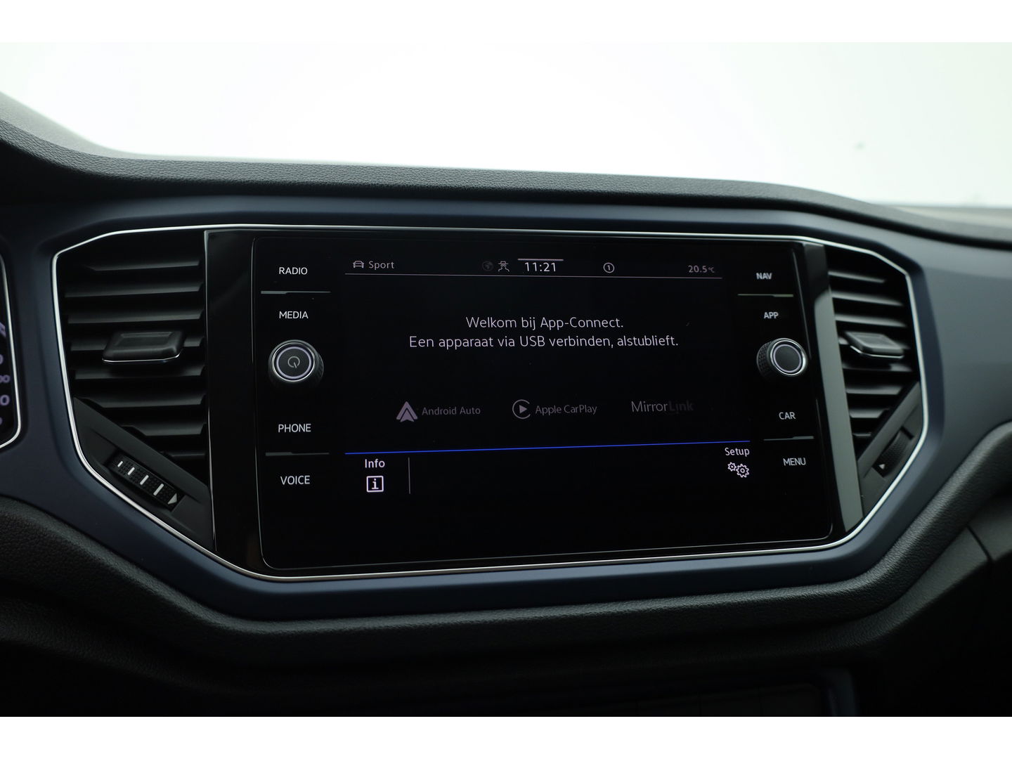 Volkswagen T-Roc 1.5 TSI Style | Navi | Adapt. Cruise | Apple CarPlay | Stoelverw. | PDC | All seasons