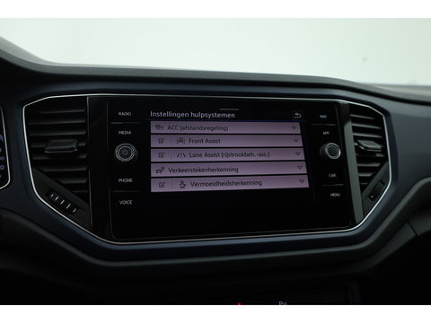 Volkswagen T-Roc 1.5 TSI Style | Navi | Adapt. Cruise | Apple CarPlay | Stoelverw. | PDC | All seasons