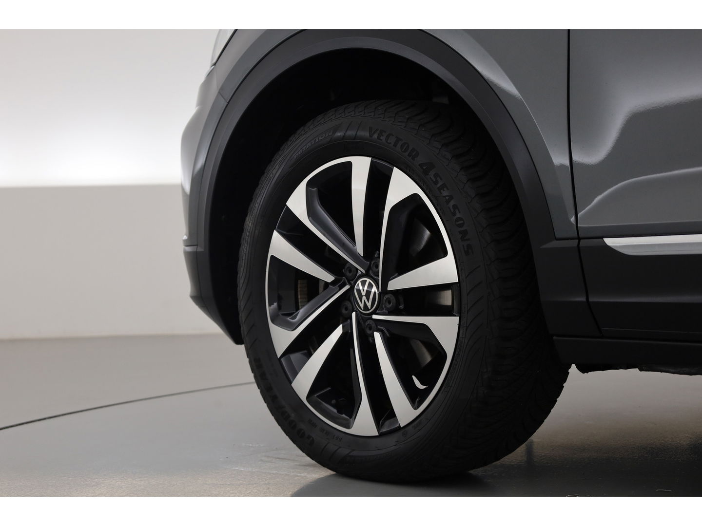 Volkswagen T-Roc 1.5 TSI Style | Navi | Adapt. Cruise | Apple CarPlay | Stoelverw. | PDC | All seasons
