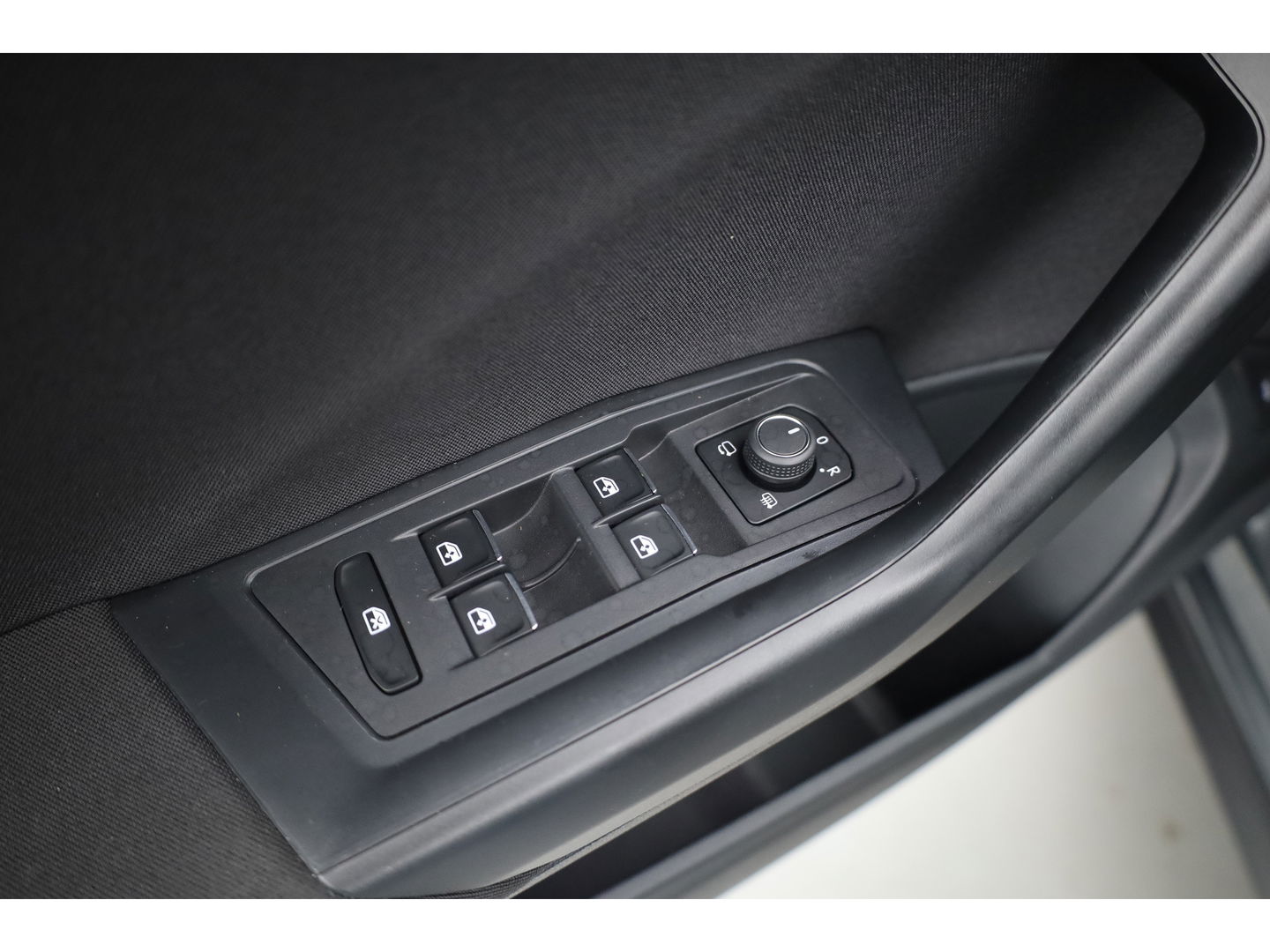 Volkswagen T-Roc 1.5 TSI Style | Navi | Adapt. Cruise | Apple CarPlay | Stoelverw. | PDC | All seasons