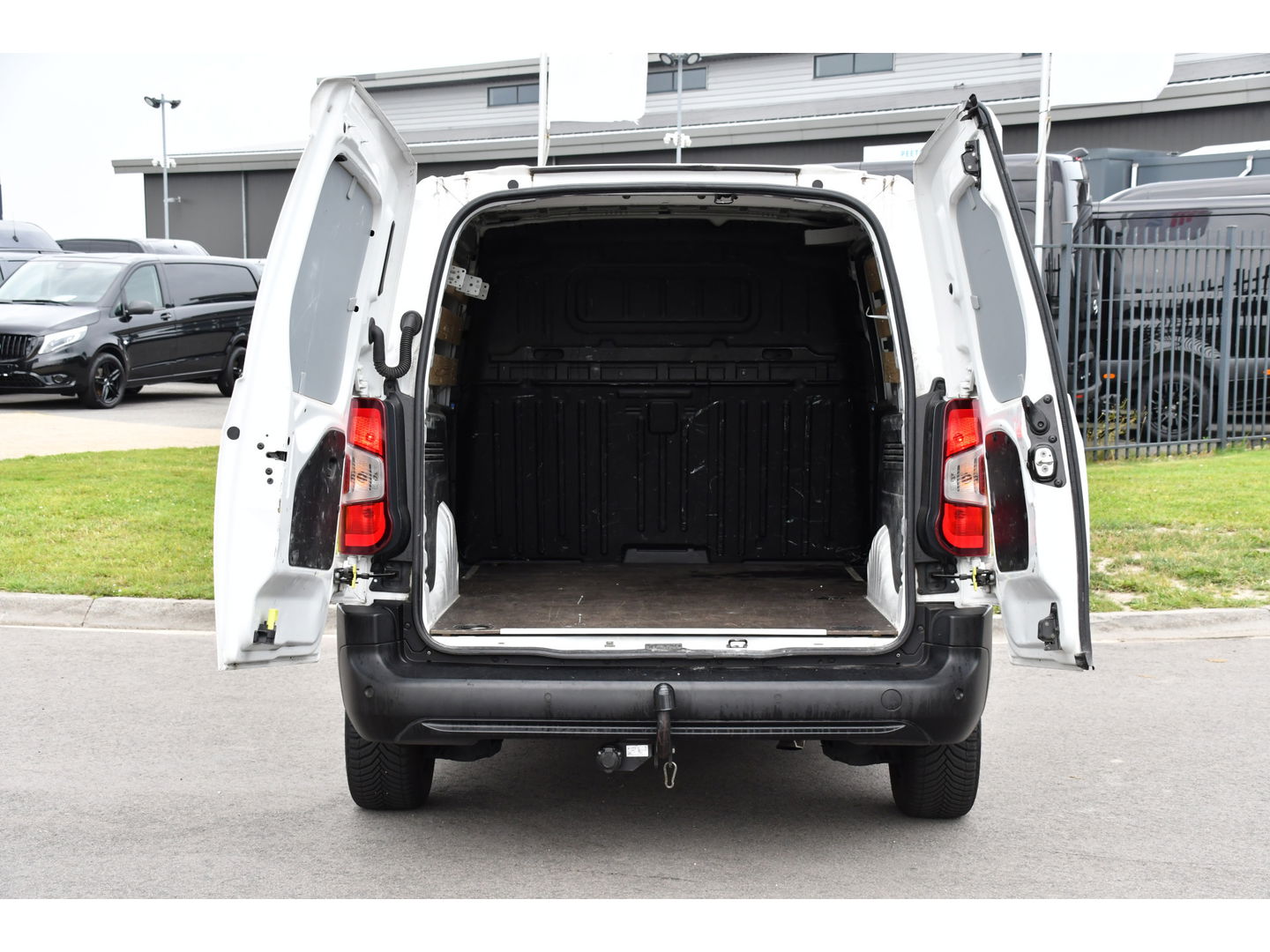 Opel Combo 1.5D L2H1 Edition Camera, Cruise, Carplay, 102pk, Trekhaak, Multimedia, Uniek!