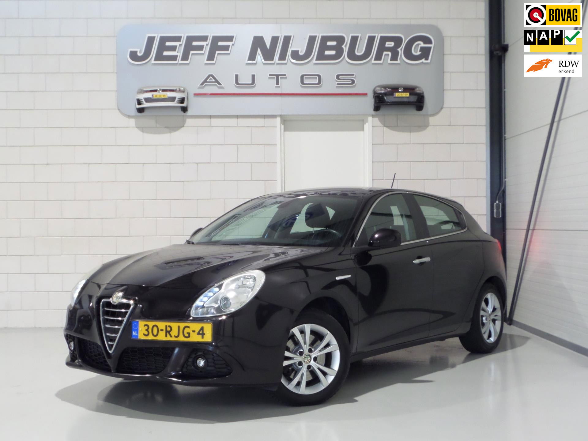 Alfa Romeo Giulietta 1.4 T Distinctive "Origineel NL!" Trekhaak Cruise-Control Nieuwe-APK, van 2e eigenaar in zeer nette staat!