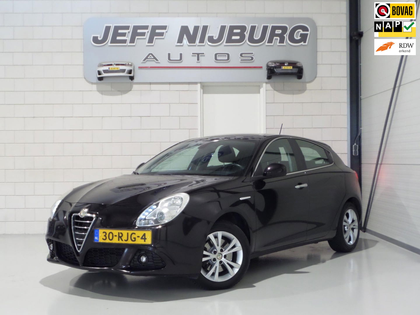 Alfa Romeo Giulietta 1.4 T Distinctive "Origineel NL!" Trekhaak Cruise-Control Nieuwe-APK, van 2e eigenaar in zeer nette staat!