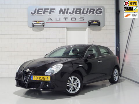 Alfa Romeo Giulietta 1.4 T Distinctive "Origineel NL!" Trekhaak Cruise-Control Nieuwe-APK, van 2e eigenaar in zeer nette staat!
