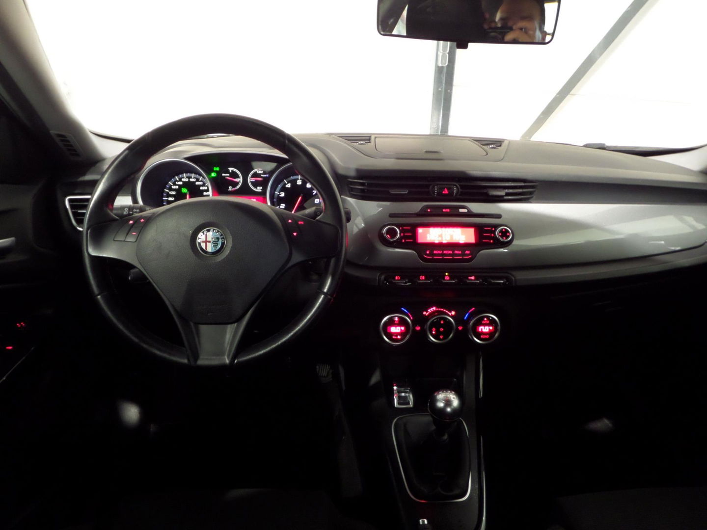 Alfa Romeo Giulietta 1.4 T Distinctive "Origineel NL!" Trekhaak Cruise-Control Nieuwe-APK, van 2e eigenaar in zeer nette staat!