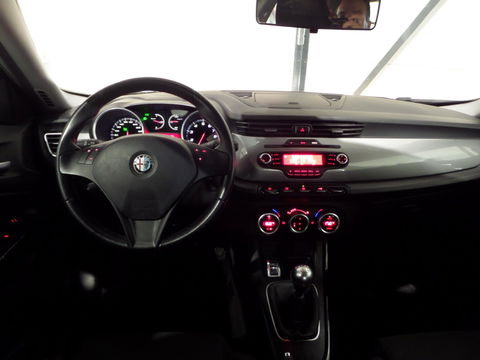 Alfa Romeo Giulietta 1.4 T Distinctive "Origineel NL!" Trekhaak Cruise-Control Nieuwe-APK, van 2e eigenaar in zeer nette staat!