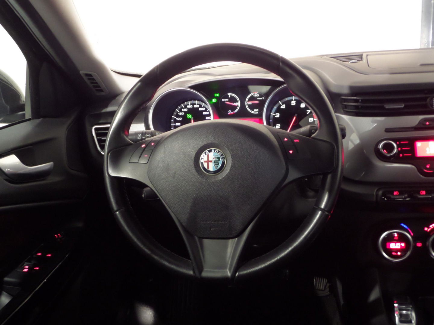 Alfa Romeo Giulietta 1.4 T Distinctive "Origineel NL!" Trekhaak Cruise-Control Nieuwe-APK, van 2e eigenaar in zeer nette staat!