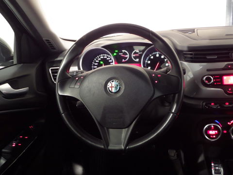 Alfa Romeo Giulietta 1.4 T Distinctive "Origineel NL!" Trekhaak Cruise-Control Nieuwe-APK, van 2e eigenaar in zeer nette staat!