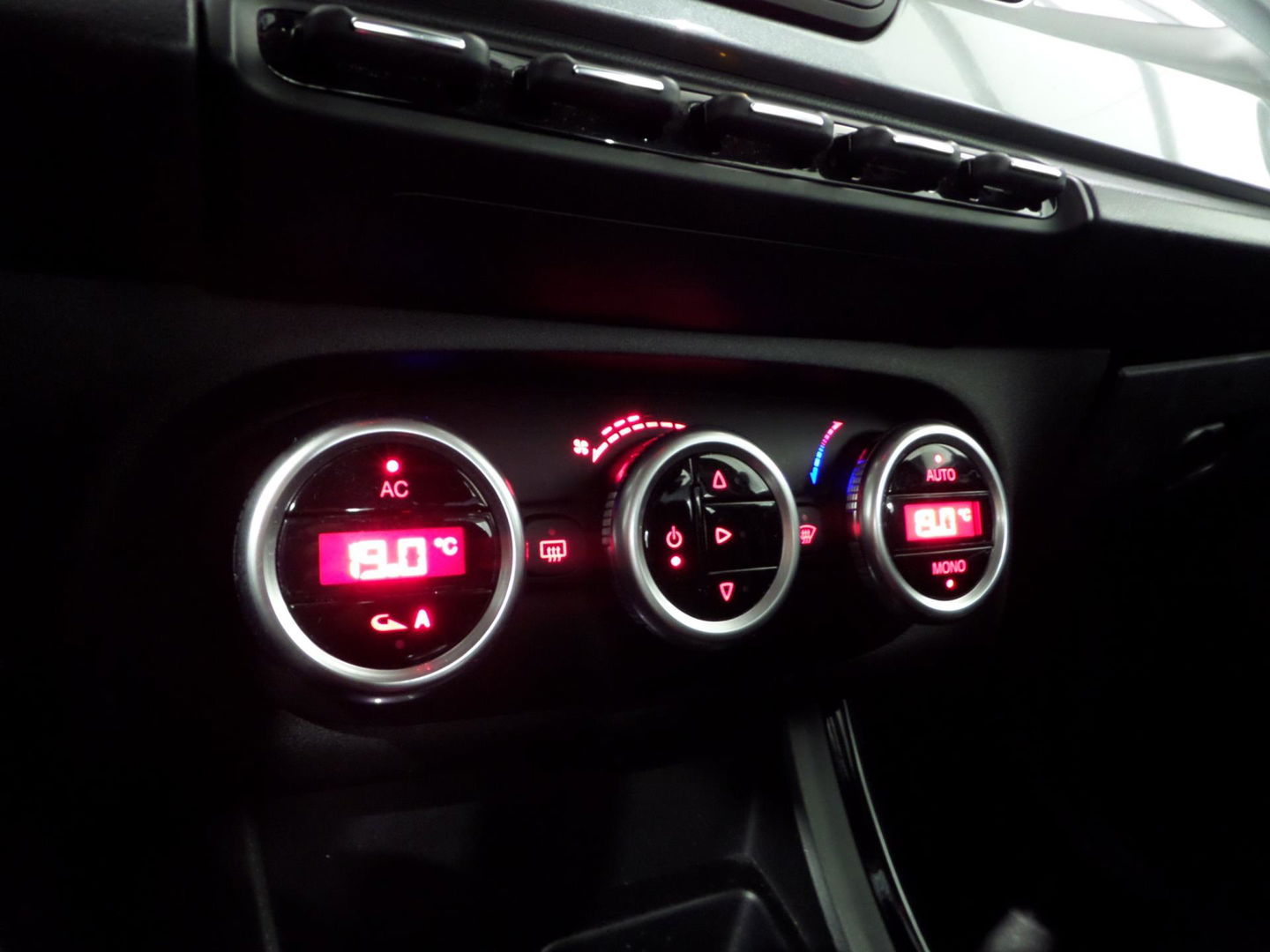 Alfa Romeo Giulietta 1.4 T Distinctive "Origineel NL!" Trekhaak Cruise-Control Nieuwe-APK, van 2e eigenaar in zeer nette staat!