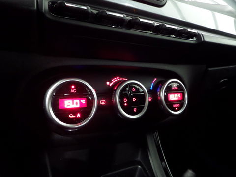 Alfa Romeo Giulietta 1.4 T Distinctive "Origineel NL!" Trekhaak Cruise-Control Nieuwe-APK, van 2e eigenaar in zeer nette staat!