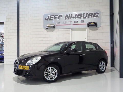 Alfa Romeo Giulietta 1.4 T Distinctive "Origineel NL!" Trekhaak Cruise-Control Nieuwe-APK, van 2e eigenaar in zeer nette staat!