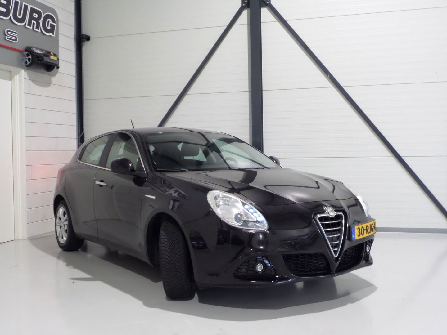 Alfa Romeo Giulietta 1.4 T Distinctive "Origineel NL!" Trekhaak Cruise-Control Nieuwe-APK, van 2e eigenaar in zeer nette staat!
