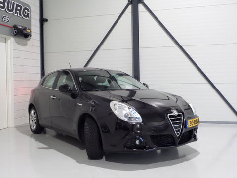 Alfa Romeo Giulietta 1.4 T Distinctive "Origineel NL!" Trekhaak Cruise-Control Nieuwe-APK, van 2e eigenaar in zeer nette staat!