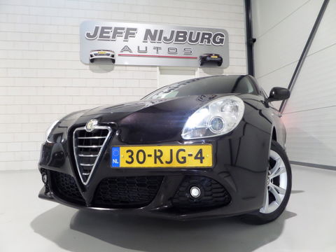 Alfa Romeo Giulietta 1.4 T Distinctive "Origineel NL!" Trekhaak Cruise-Control Nieuwe-APK, van 2e eigenaar in zeer nette staat!