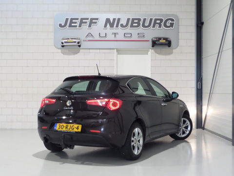 Alfa Romeo Giulietta 1.4 T Distinctive "Origineel NL!" Trekhaak Cruise-Control Nieuwe-APK, van 2e eigenaar in zeer nette staat!