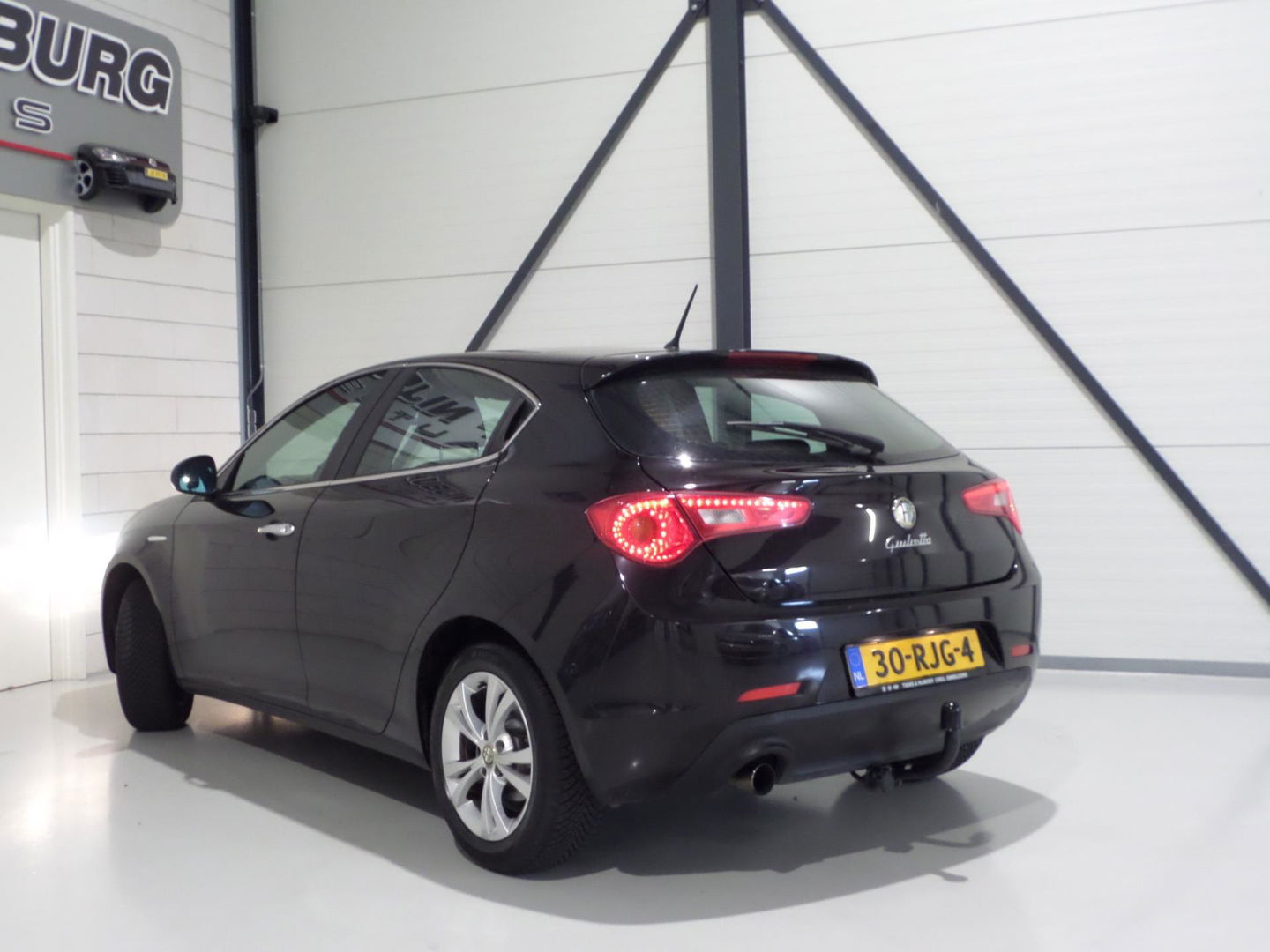 Alfa Romeo Giulietta 1.4 T Distinctive "Origineel NL!" Trekhaak Cruise-Control Nieuwe-APK, van 2e eigenaar in zeer nette staat!