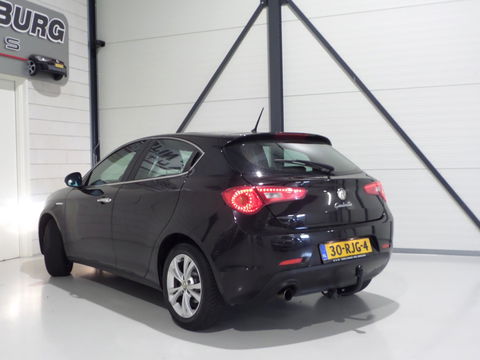 Alfa Romeo Giulietta 1.4 T Distinctive "Origineel NL!" Trekhaak Cruise-Control Nieuwe-APK, van 2e eigenaar in zeer nette staat!