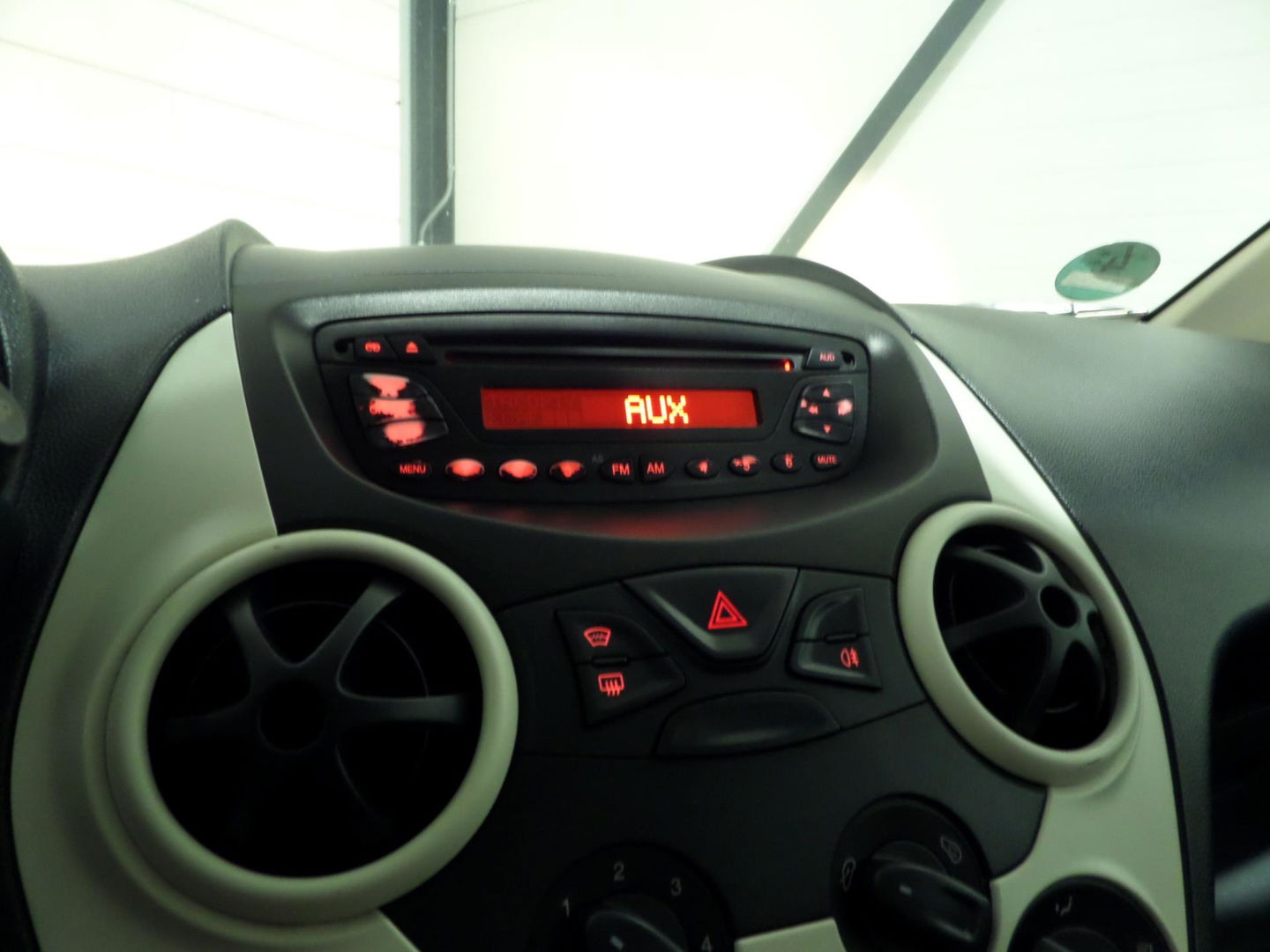 Ford Ka 1.2 Trend Bluetooth Lichtmetalen velgen Elektrische ramen Technisch goede auto & volledige historie aanwezig !