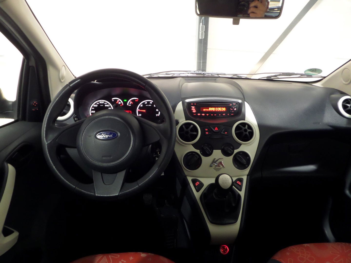 Ford Ka 1.2 Trend Bluetooth Lichtmetalen velgen Elektrische ramen Technisch goede auto & volledige historie aanwezig !