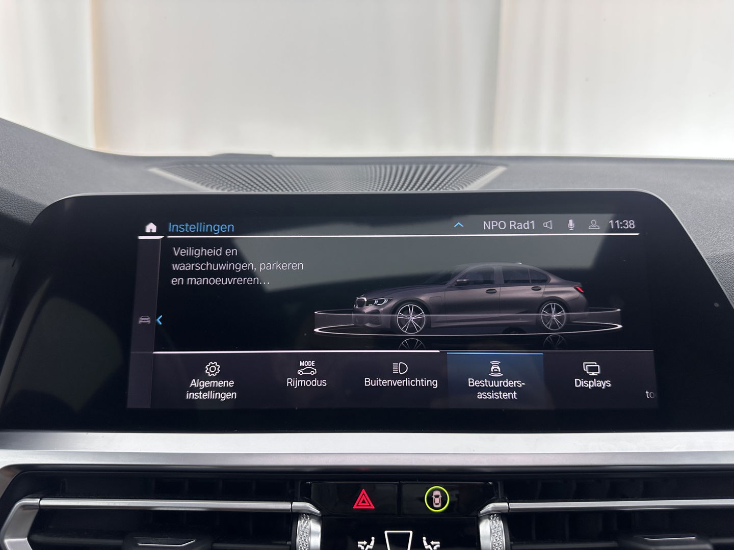 BMW 3-serie 320e Business Edition Plus (INCL.BTW) *PANO | LASER-LIGHT | FULL-LEATHER | ADAPTIVE-CRUISE | CAMERA | SPORT/HEATED-SEATS | DIGI-COCKPIT | KEYLESS | HIFI-SOUND | AMBIENT-LIGHT | DAB+ | NAVI-FULLMAP | 19''ALU*