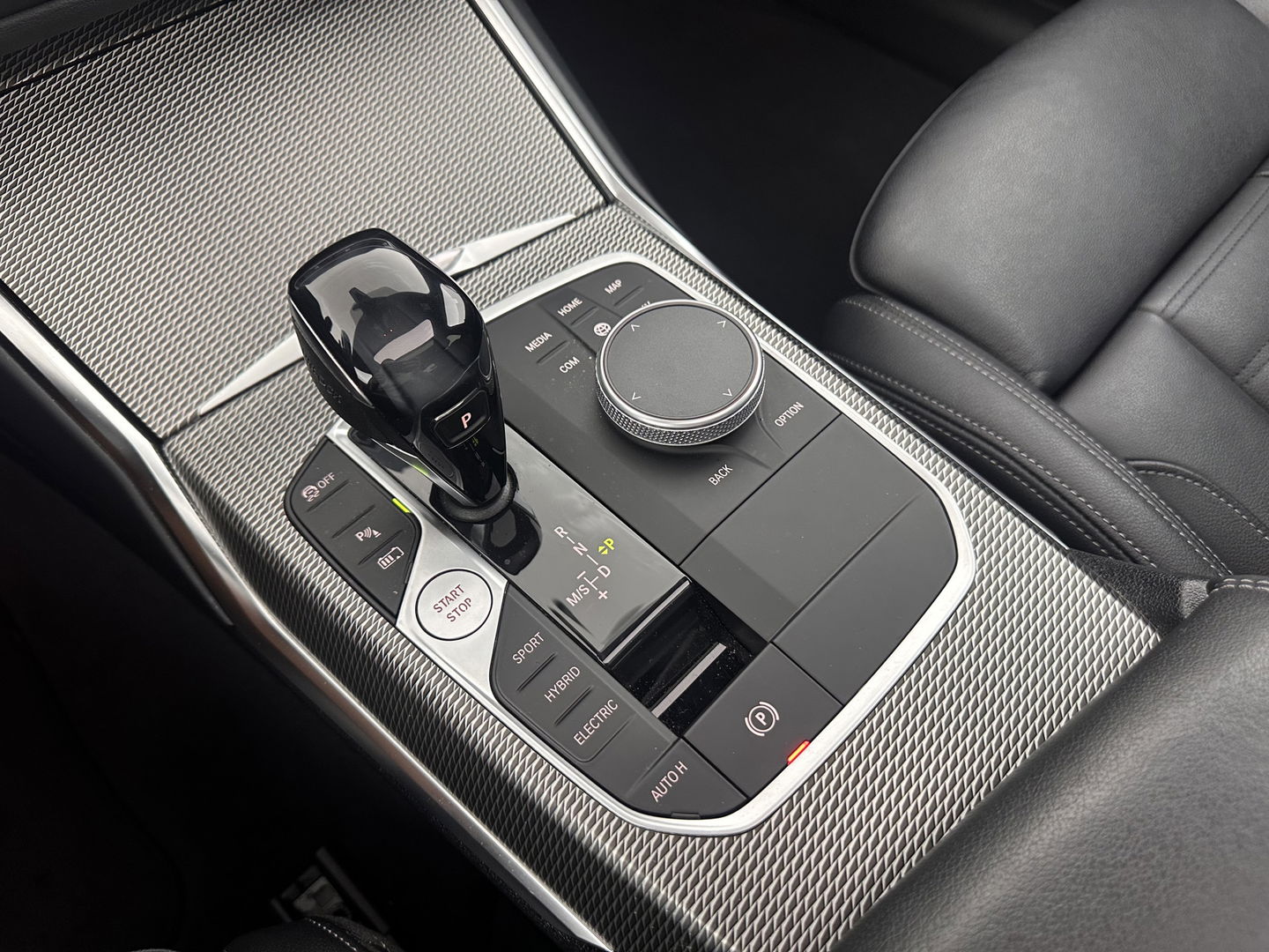BMW 3-serie 320e Business Edition Plus (INCL.BTW) *PANO | LASER-LIGHT | FULL-LEATHER | ADAPTIVE-CRUISE | CAMERA | SPORT/HEATED-SEATS | DIGI-COCKPIT | KEYLESS | HIFI-SOUND | AMBIENT-LIGHT | DAB+ | NAVI-FULLMAP | 19''ALU*