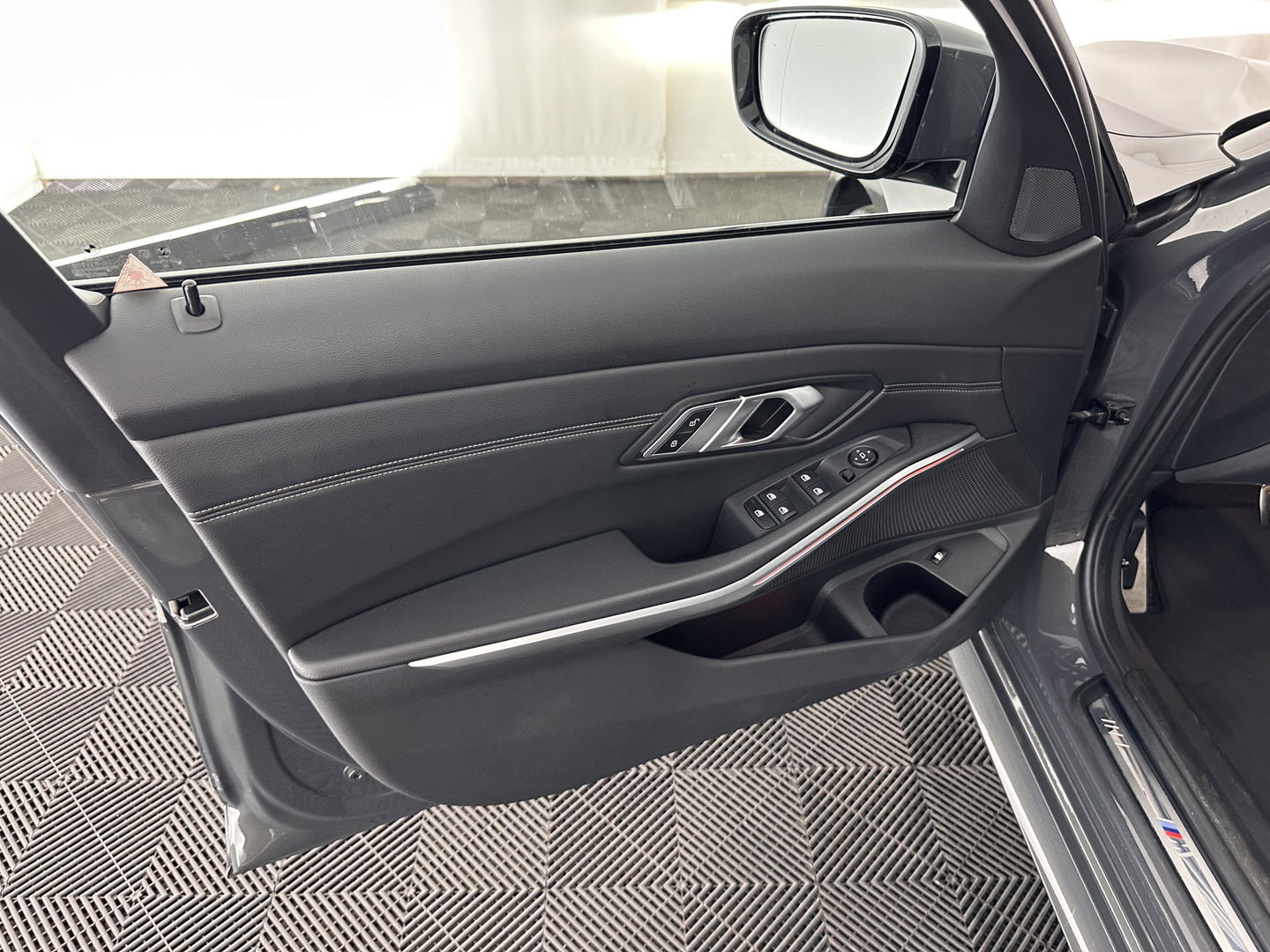 BMW 3-serie 320e Business Edition Plus (INCL.BTW) *PANO | LASER-LIGHT | FULL-LEATHER | ADAPTIVE-CRUISE | CAMERA | SPORT/HEATED-SEATS | DIGI-COCKPIT | KEYLESS | HIFI-SOUND | AMBIENT-LIGHT | DAB+ | NAVI-FULLMAP | 19''ALU*