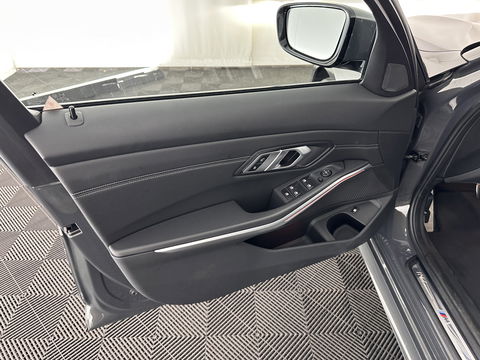 BMW 3-serie 320e Business Edition Plus (INCL.BTW) *PANO | LASER-LIGHT | FULL-LEATHER | ADAPTIVE-CRUISE | CAMERA | SPORT/HEATED-SEATS | DIGI-COCKPIT | KEYLESS | HIFI-SOUND | AMBIENT-LIGHT | DAB+ | NAVI-FULLMAP | 19''ALU*