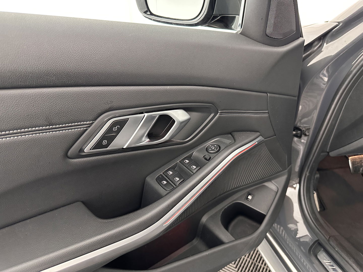 BMW 3-serie 320e Business Edition Plus (INCL.BTW) *PANO | LASER-LIGHT | FULL-LEATHER | ADAPTIVE-CRUISE | CAMERA | SPORT/HEATED-SEATS | DIGI-COCKPIT | KEYLESS | HIFI-SOUND | AMBIENT-LIGHT | DAB+ | NAVI-FULLMAP | 19''ALU*